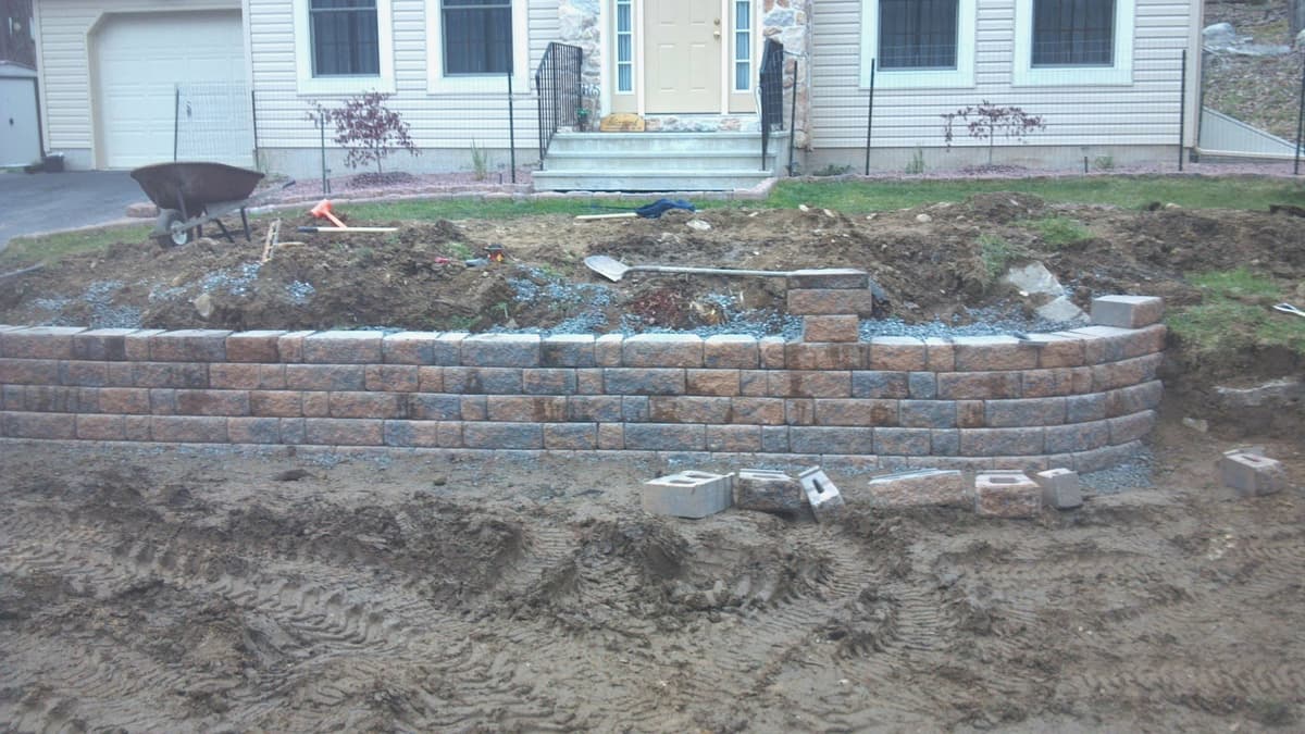 Retaining wall construction at house front