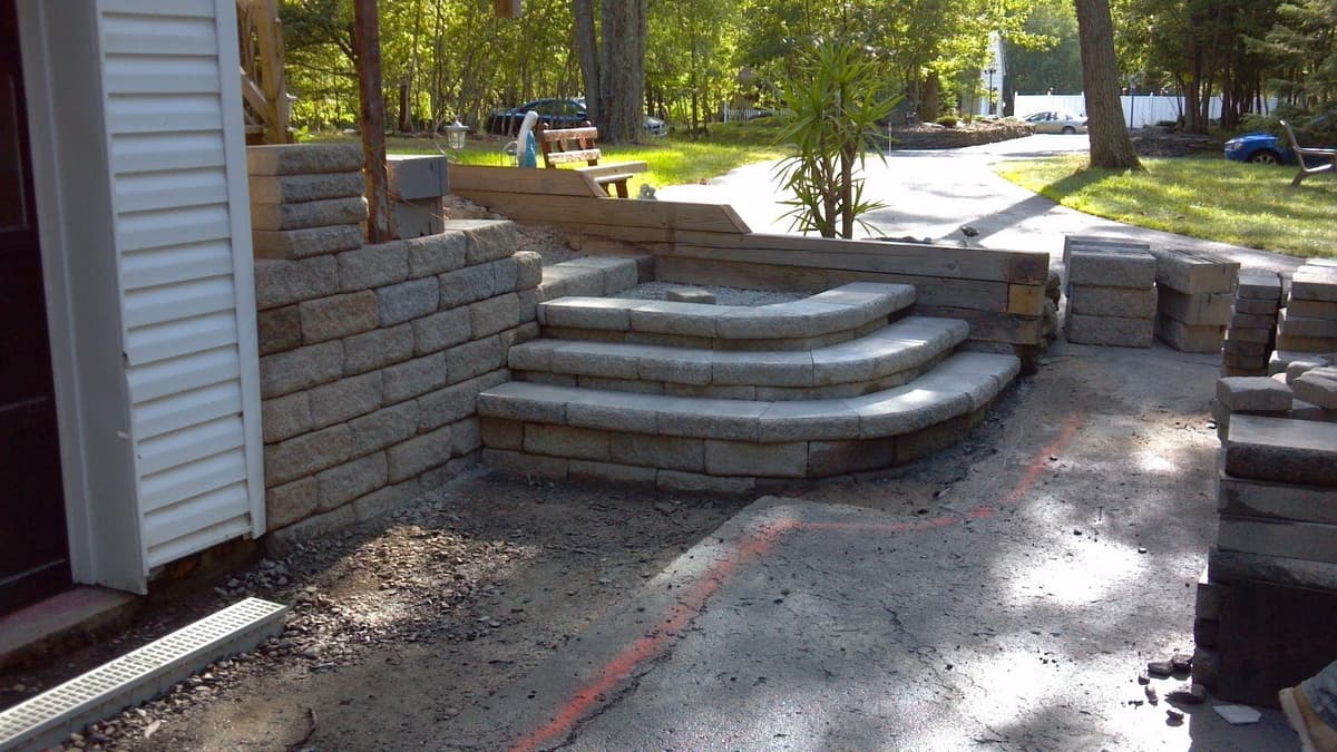 Retaining wall with block steps